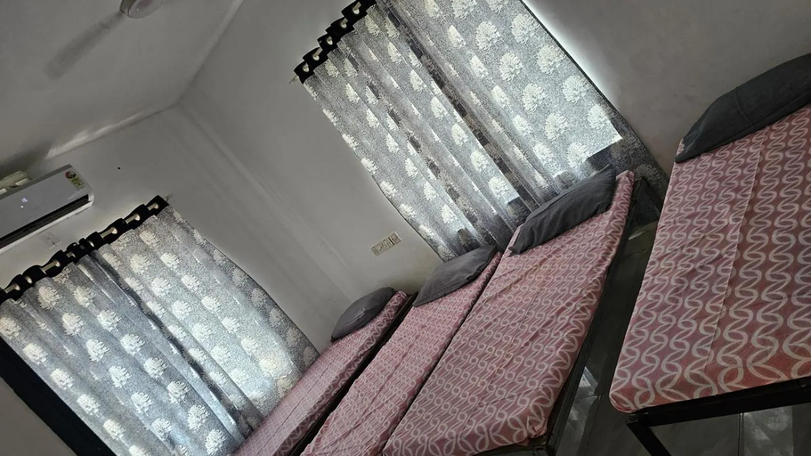 Royal Ac & Non Ac Dormitories Thrissur Hostal